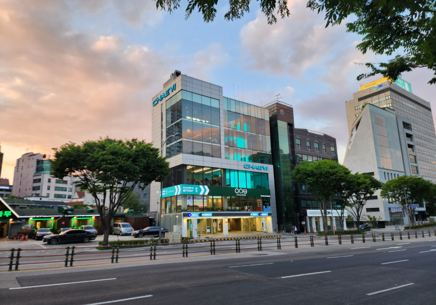 충전기 꽂고 밥 먹고 세차까지… ‘기다림’ 사라진 전기차 충전 ‘채비스테이’